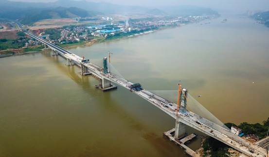 八桂监理公司梧州环城高速公路扶典口西江特大桥顺利合龙