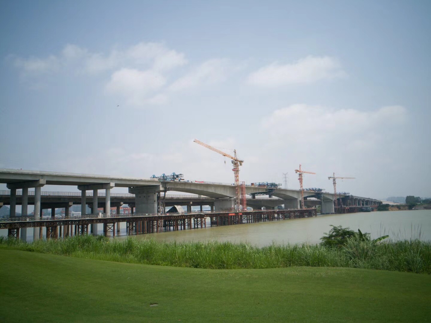 八桂监理公司监理的柳南高速公路改扩建工程络维大桥实现合龙